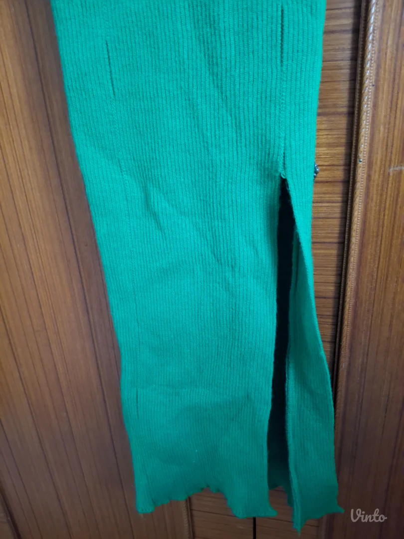 Duga zelena haljina sa izrezom