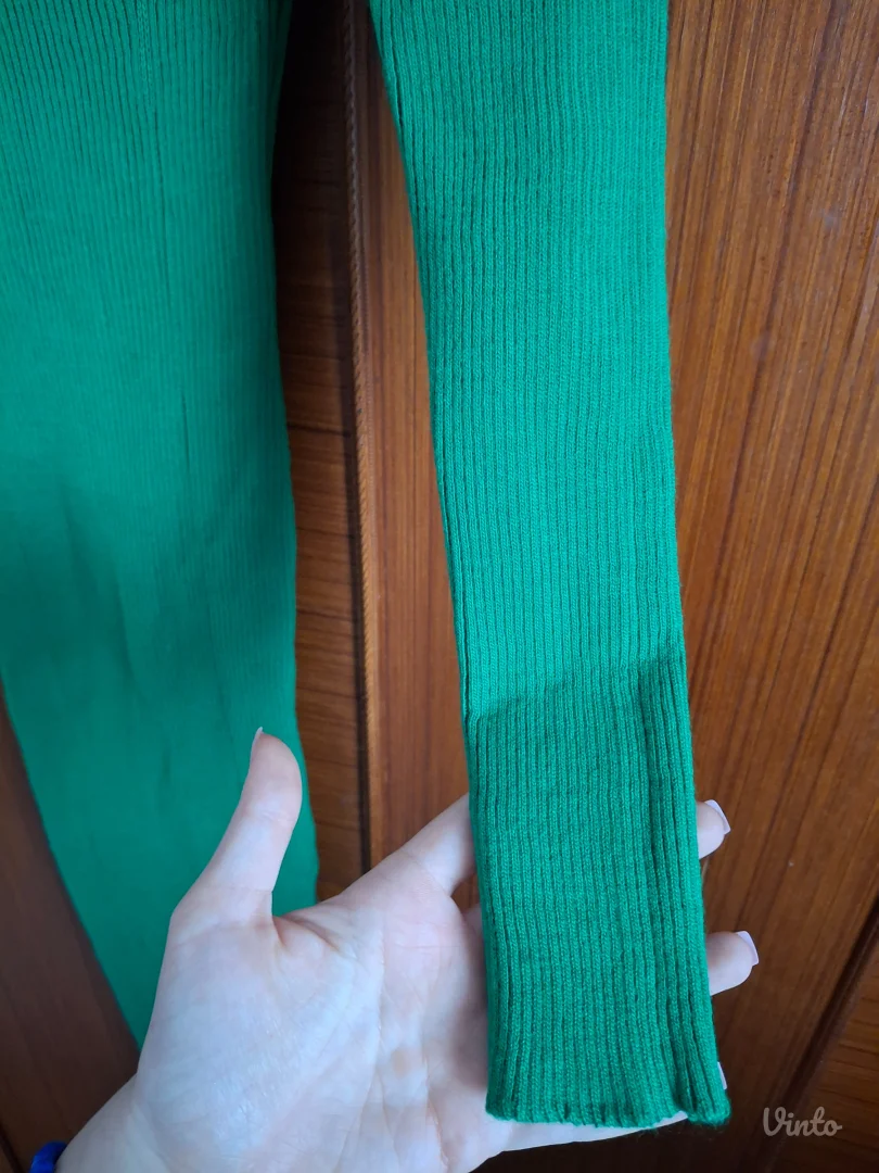 Duga zelena haljina sa izrezom