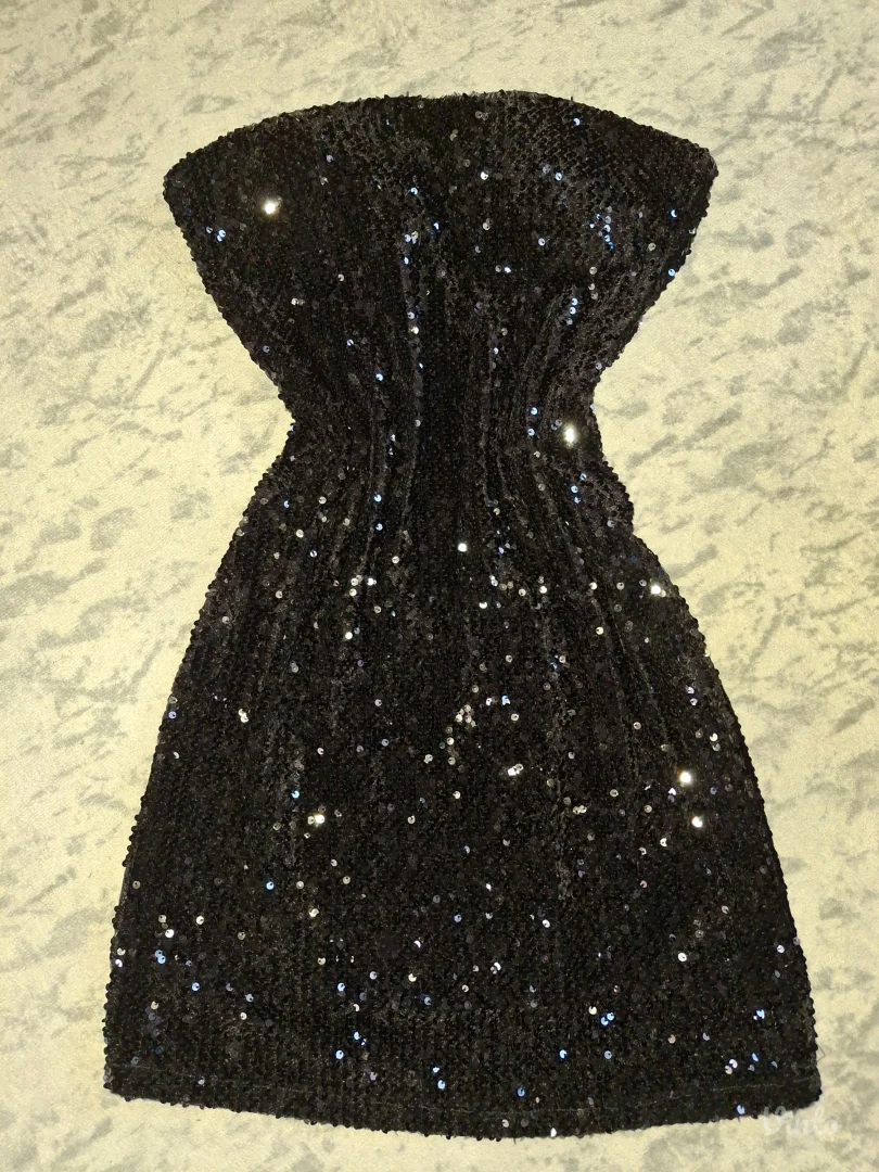 Crna kratka haljina sa šljokicama