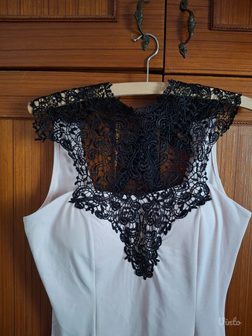 Haljina boje kajsije sa detaljem