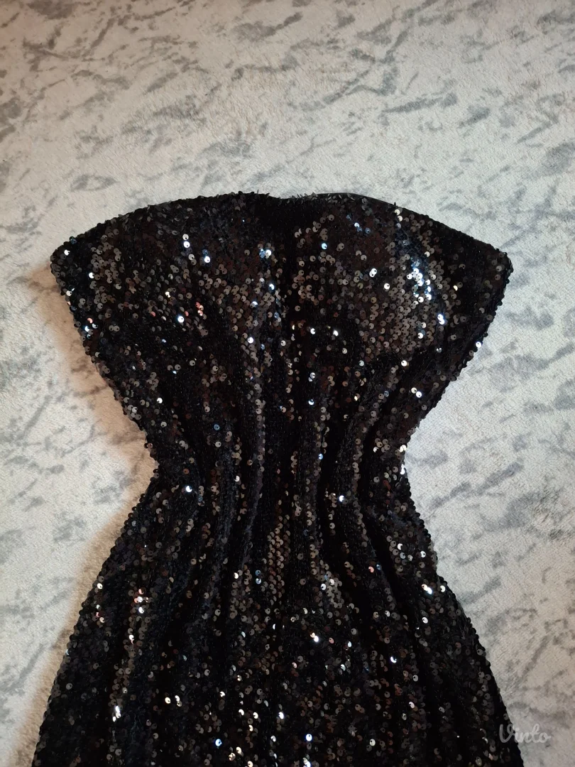 Crna kratka haljina sa šljokicama