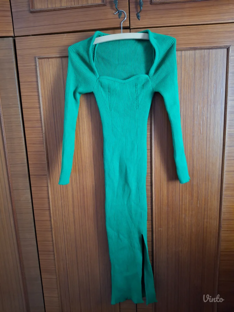 Duga zelena haljina sa izrezom