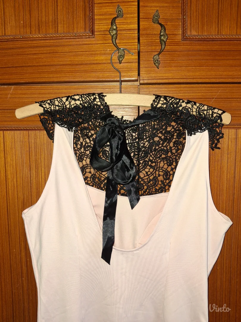 Haljina boje kajsije sa detaljem