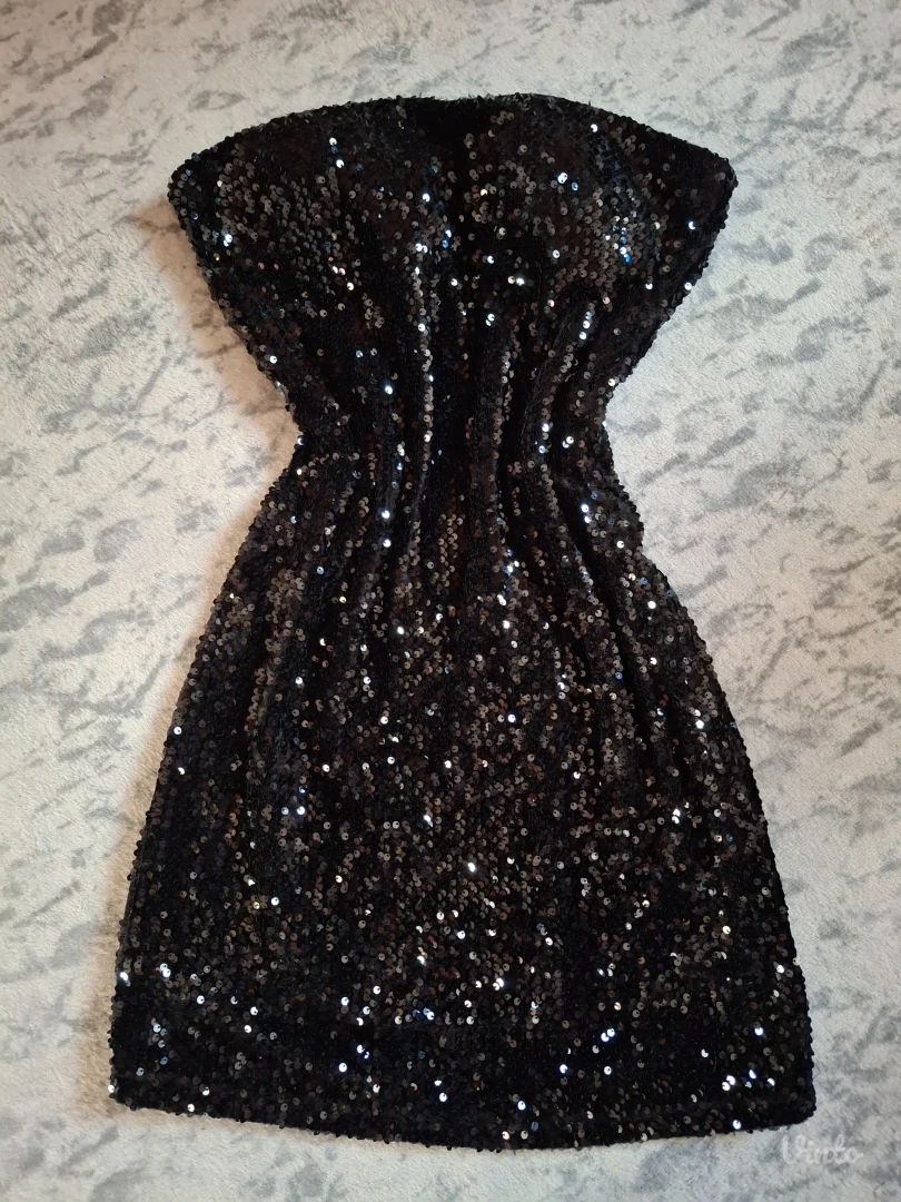 Crna kratka haljina sa šljokicama