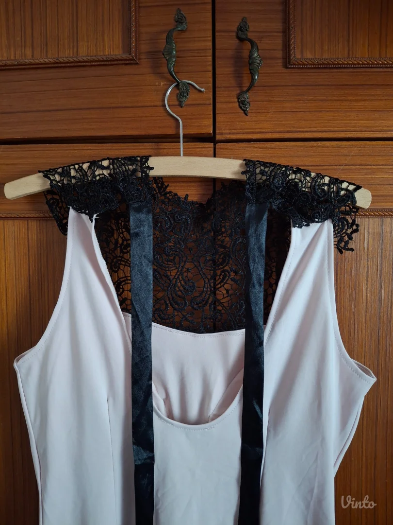 Haljina boje kajsije sa detaljem