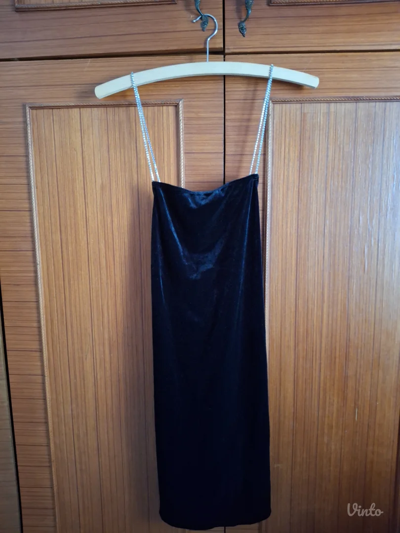 Crna plišana kratka haljina sa cirkonima