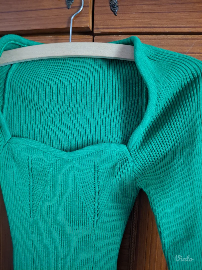 Duga zelena haljina sa izrezom