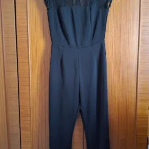 Crni elegantni kombinezon