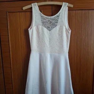 Roza čipkana haljina