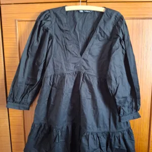 Zara crna haljina sa puff rukavima