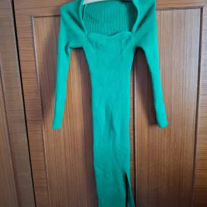 Duga zelena haljina sa izrezom