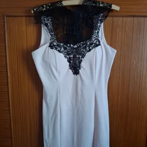 Haljina boje kajsije sa detaljem