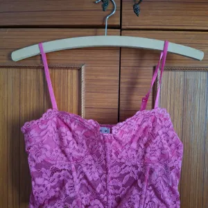 Rozi korset sa čipkom