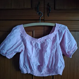 Roza crop top majica sa puff rukavima