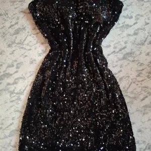 Crna kratka haljina sa šljokicama