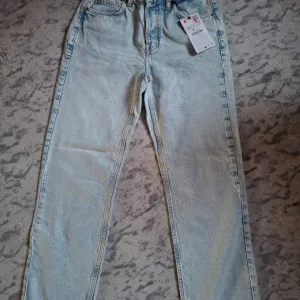 Zara straight fit farmerke sa etiketom