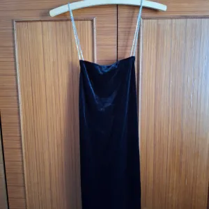 Crna plišana kratka haljina sa cirkonima