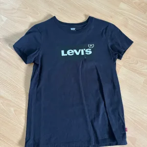 nova Levis majica