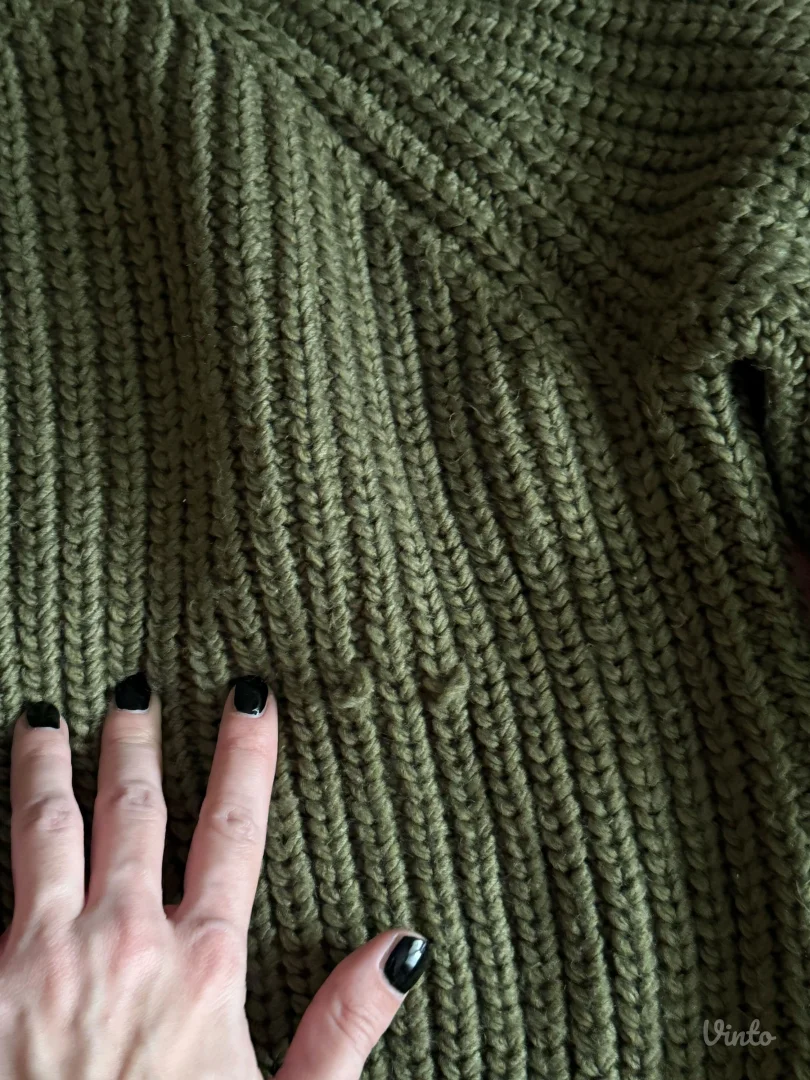 Maslinasto zeleni dzemper sirokog tkanja (S)