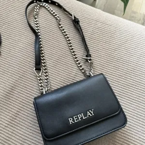(NOVO) Replay torbica sa podesivim kaisem