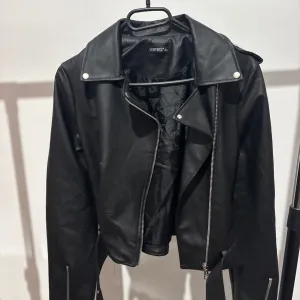 Ženska crna biker jakna