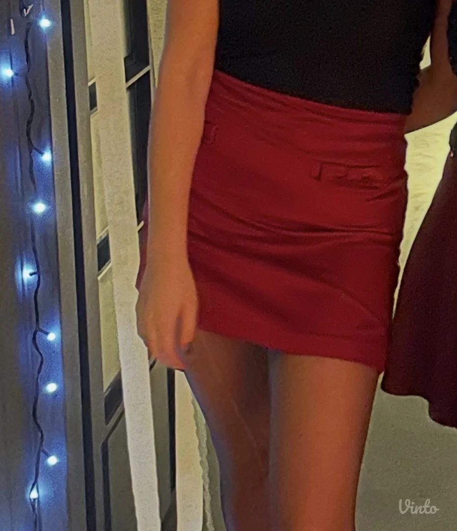 Crvena svilena suknjica