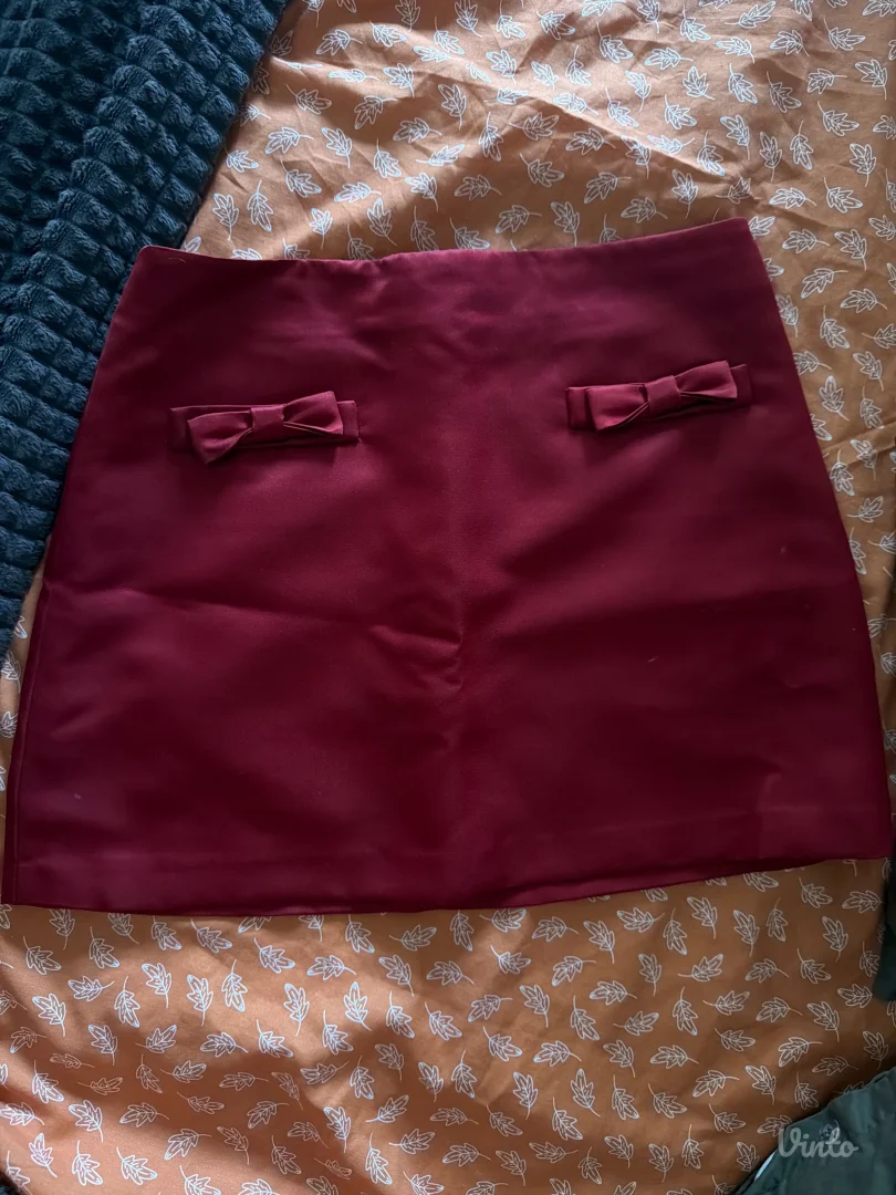 Crvena svilena suknjica