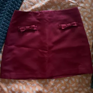 Crvena svilena suknjica