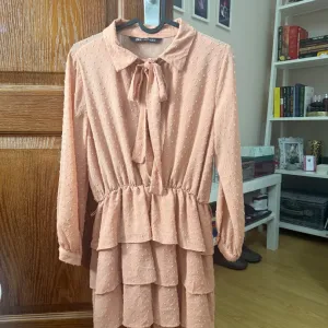 Zara - kratka puder roze haljinica
