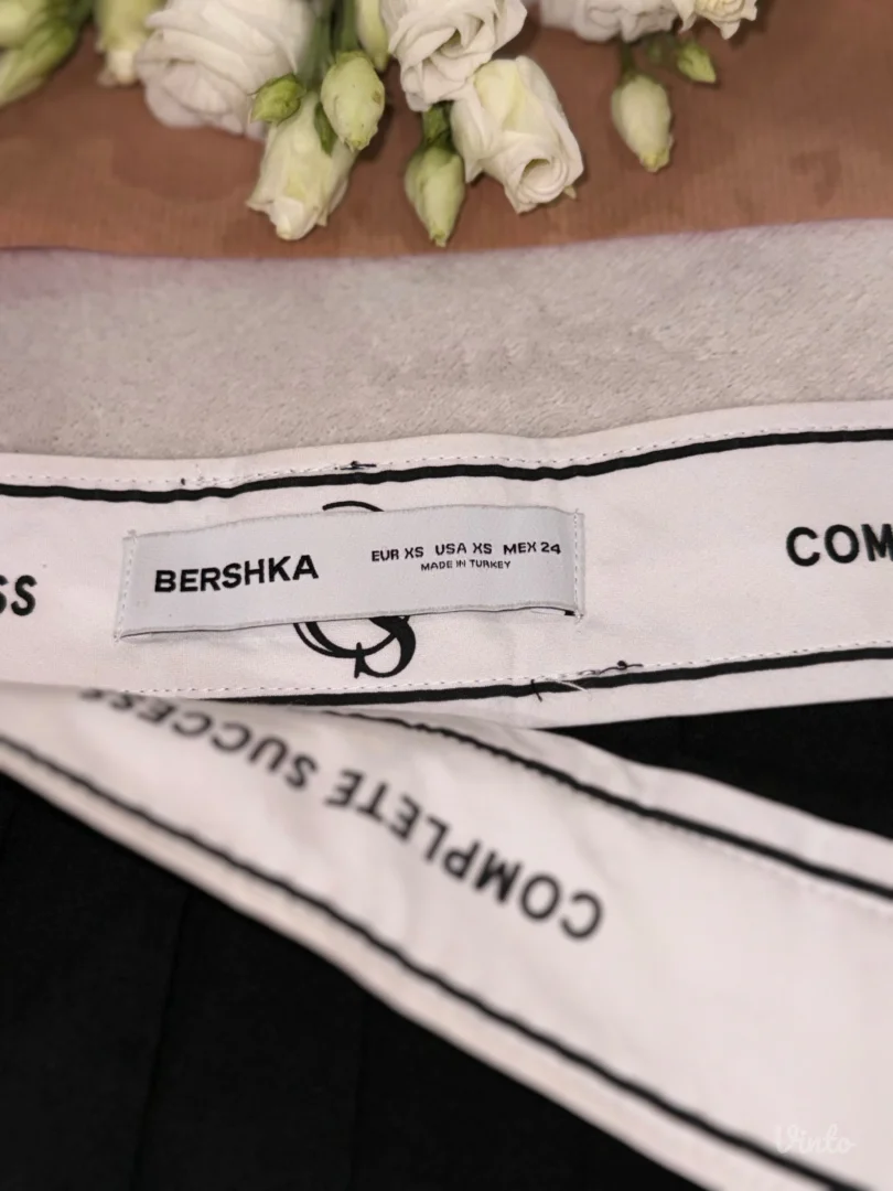 BERSHKA mini suknja 🖤
