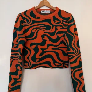 ZARA crop moderan džemper 🧡