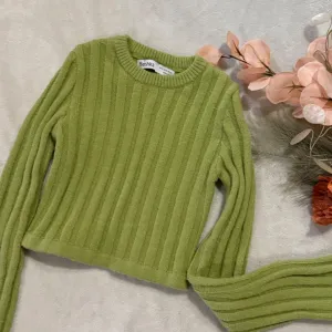 BERSHKA zeleni crop džemper 💚