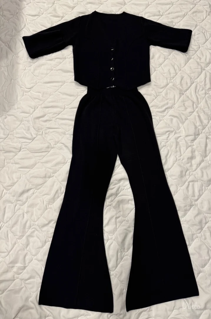 Elegantan komplet od trikotaže – NOVO, nenošeno