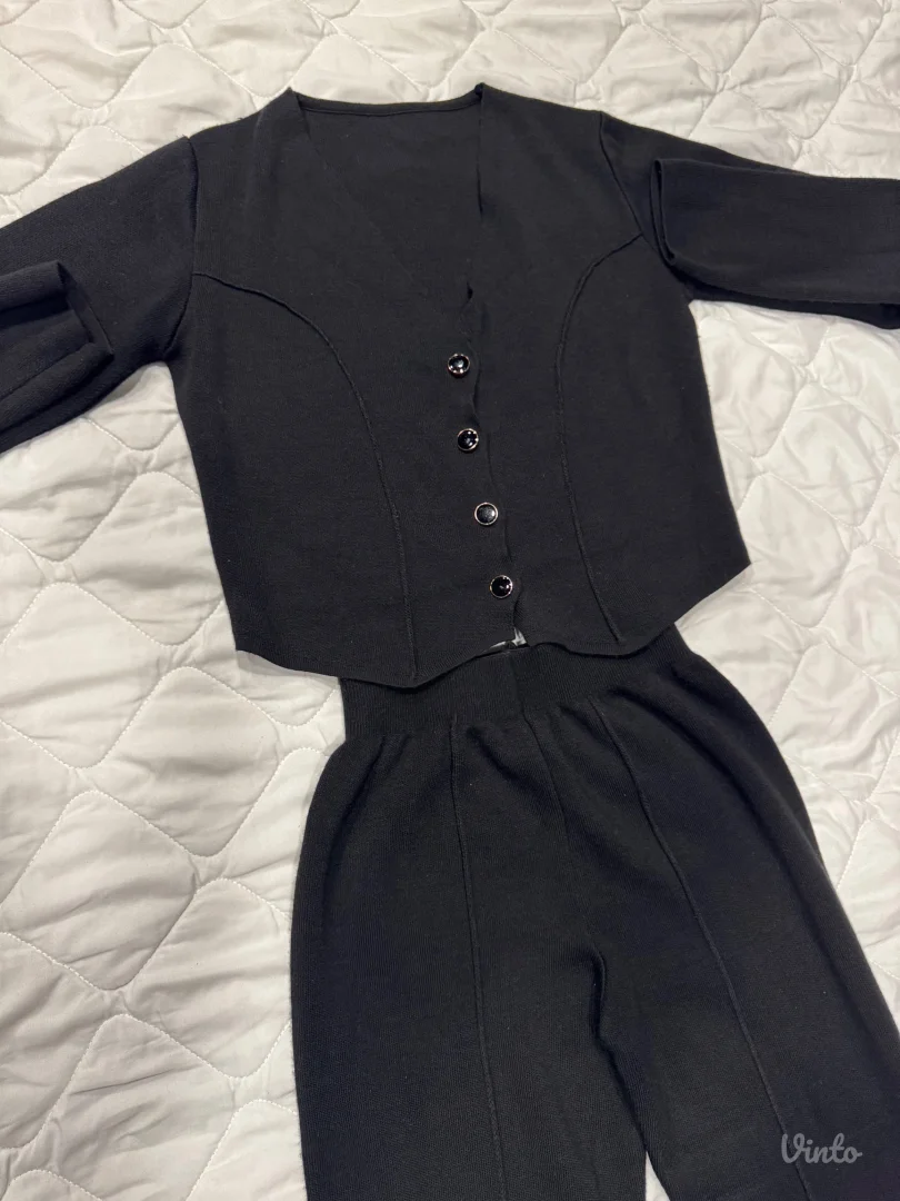Elegantan komplet od trikotaže – NOVO, nenošeno