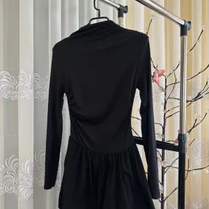 moderna crna haljina