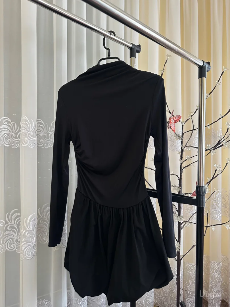 moderna crna haljina