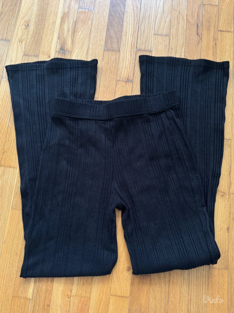 Crne pantalone sa sirokim nogavicama