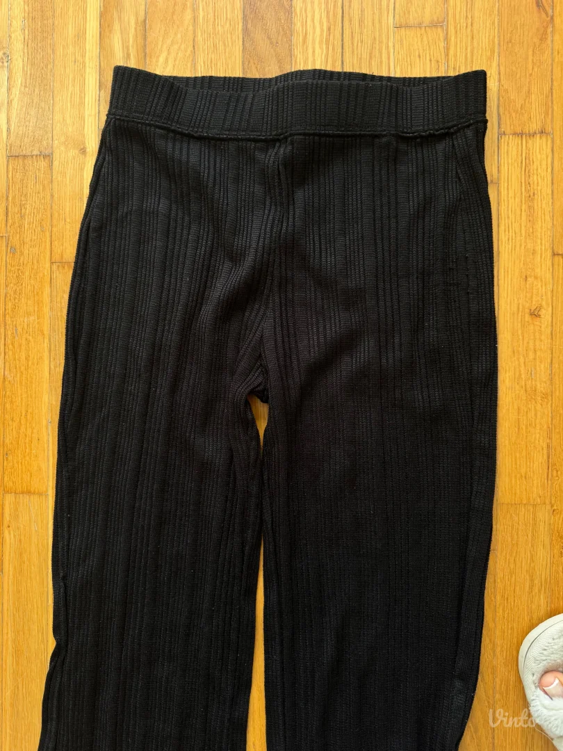 Crne pantalone sa sirokim nogavicama