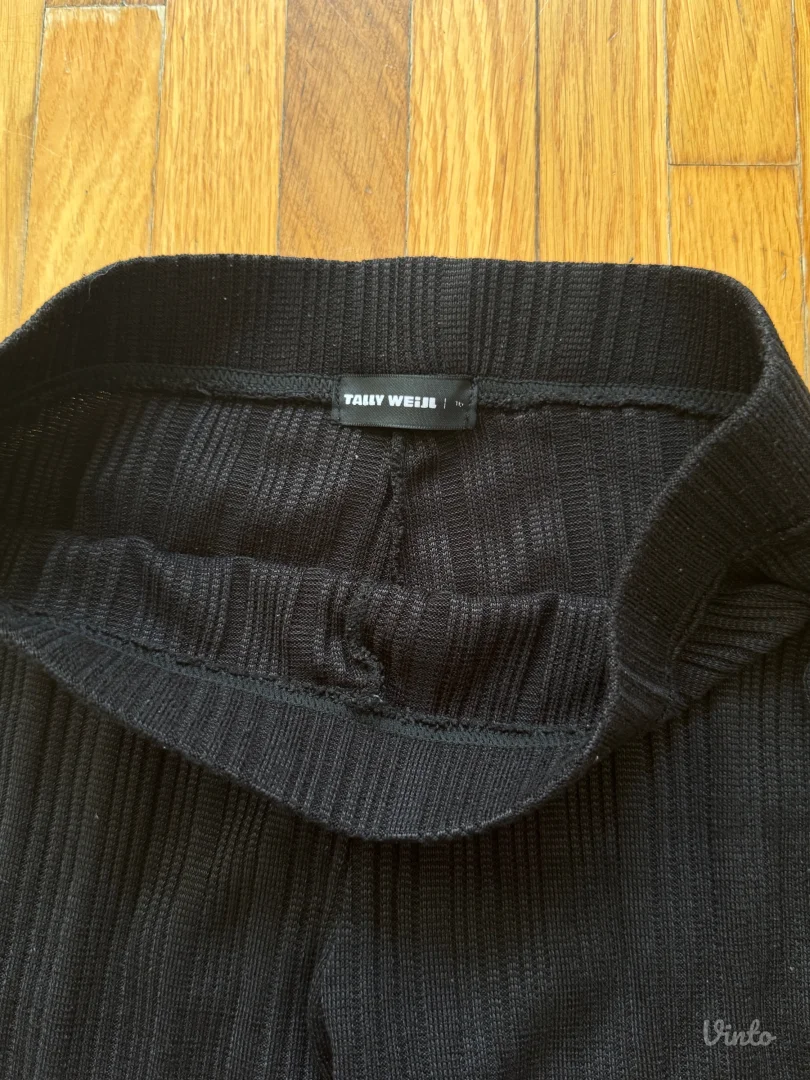 Crne pantalone sa sirokim nogavicama