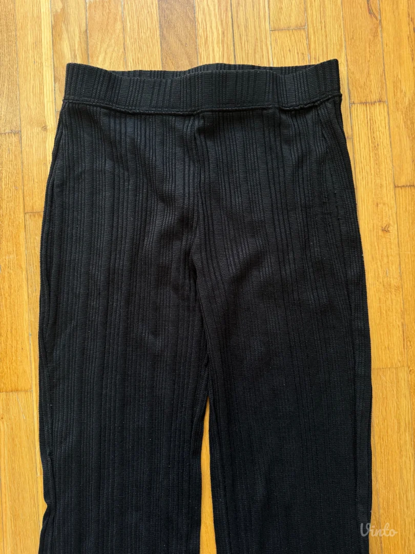 Crne pantalone sa sirokim nogavicama