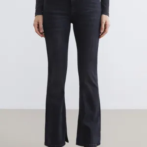 Ženske farmerice sa sečenim nogavicama, nove, 30/32