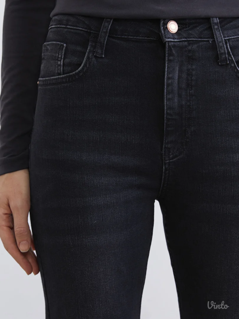 Ženske farmerice sa sečenim nogavicama, nove, 30/32