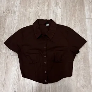 H&M braon crop kosulja
