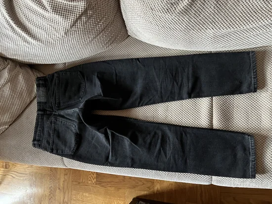 Bershka mom jeans 32 veličina
