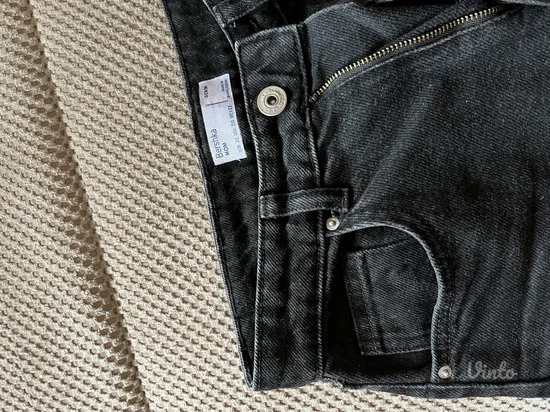 Bershka mom jeans 32 veličina