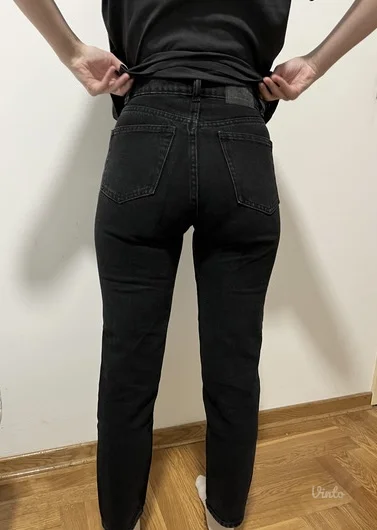Bershka mom jeans 32 veličina