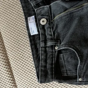 Bershka mom jeans 32 veličina