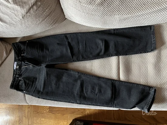 Bershka mom jeans 32 veličina