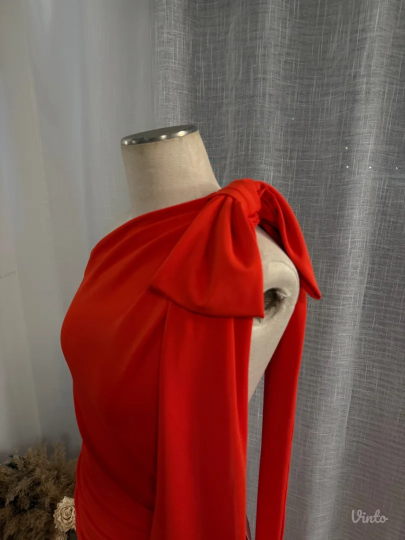 Zara Crvena elegantna haljina na jedno rame sa drapiranjem – nova