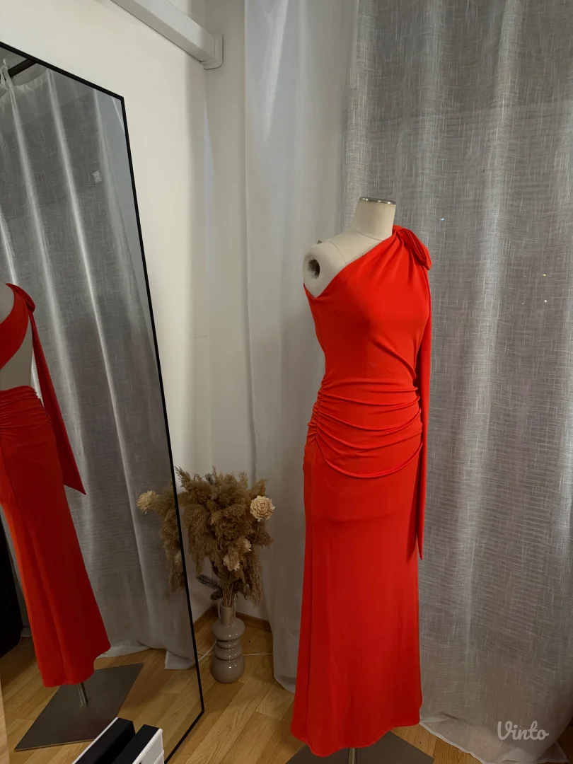 Zara Crvena elegantna haljina na jedno rame sa drapiranjem – nova